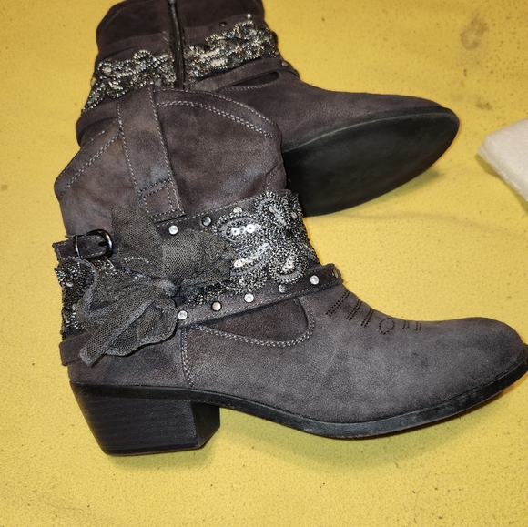 Like New Fashion Ankle Booties - Picture 9 of 9